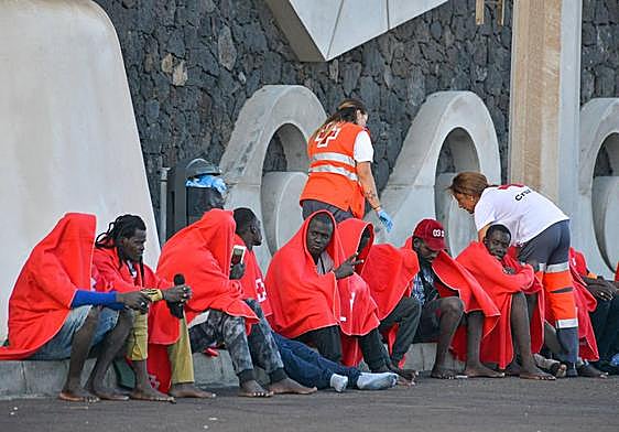 Inmigrantes subsaharianos en el muelle de La Restiga, en la isla de El Hierro.