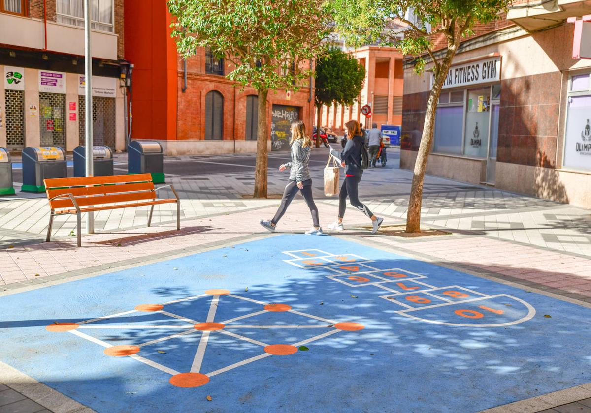 Juegos infantiles en el firme de la plaza de San Andrés.