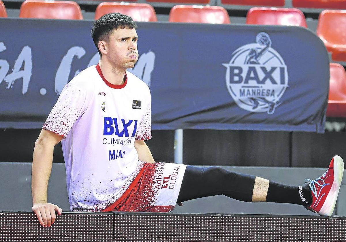 Dani Pérez, en el calentamiento previo a un partido esta temporada en la ACB.