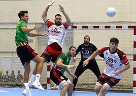 El buen hacer de la defensa navera resultó decisivo.