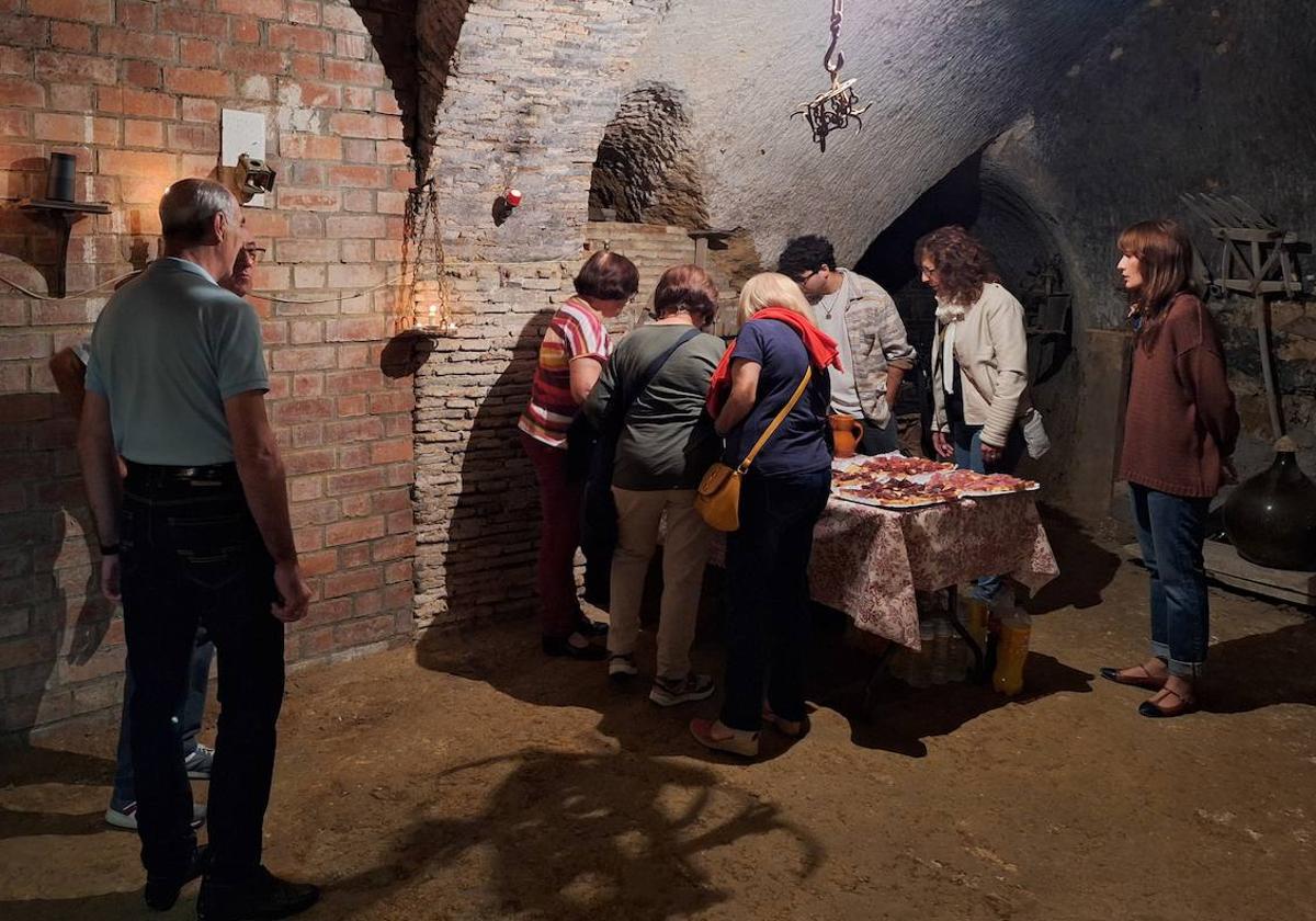 Varias personas visitan la bodega de la familia Maroto.