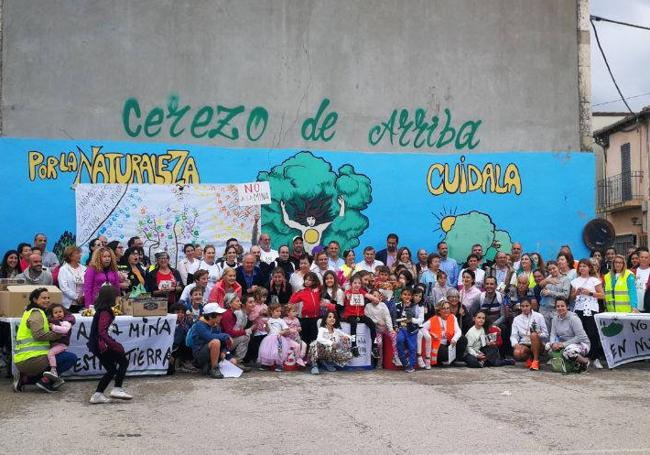 Muchos de los participantes, en Cerezo de Arriba.