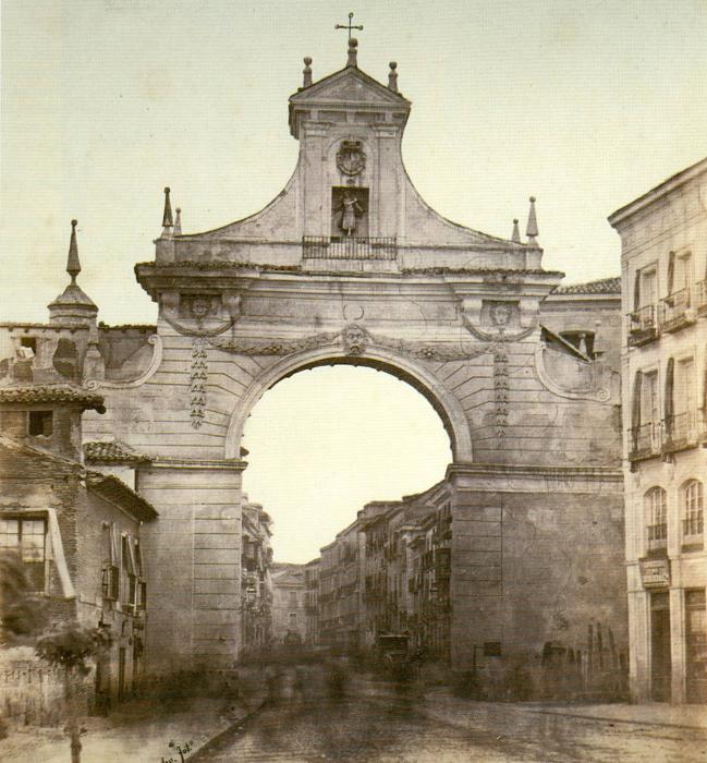 El Arco de la Puerta del Campo al inicio de la calle Santiago (1863).