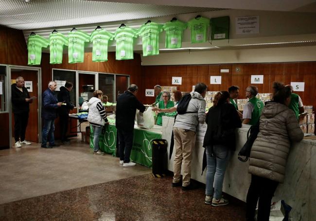 Local de inscripció, en el número 6 de la calle Menéndez Pelayo.