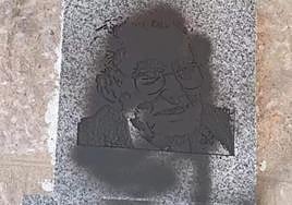 Placa en recuerdo de Marcelino Camacho en su casa natal tras los actos vandálicos.