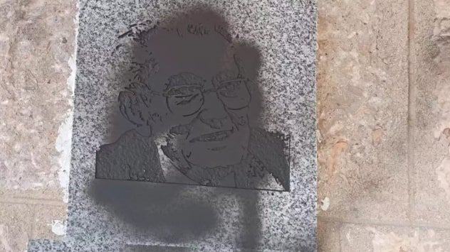 Placa en recuerdo de Marcelino Camacho en su casa natal tras los actos vandálicos.