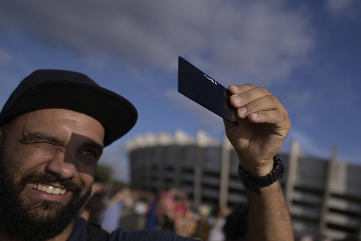 Un adulto observa el eclipse solar desde el Estadio Mineirao, en Brasil. 