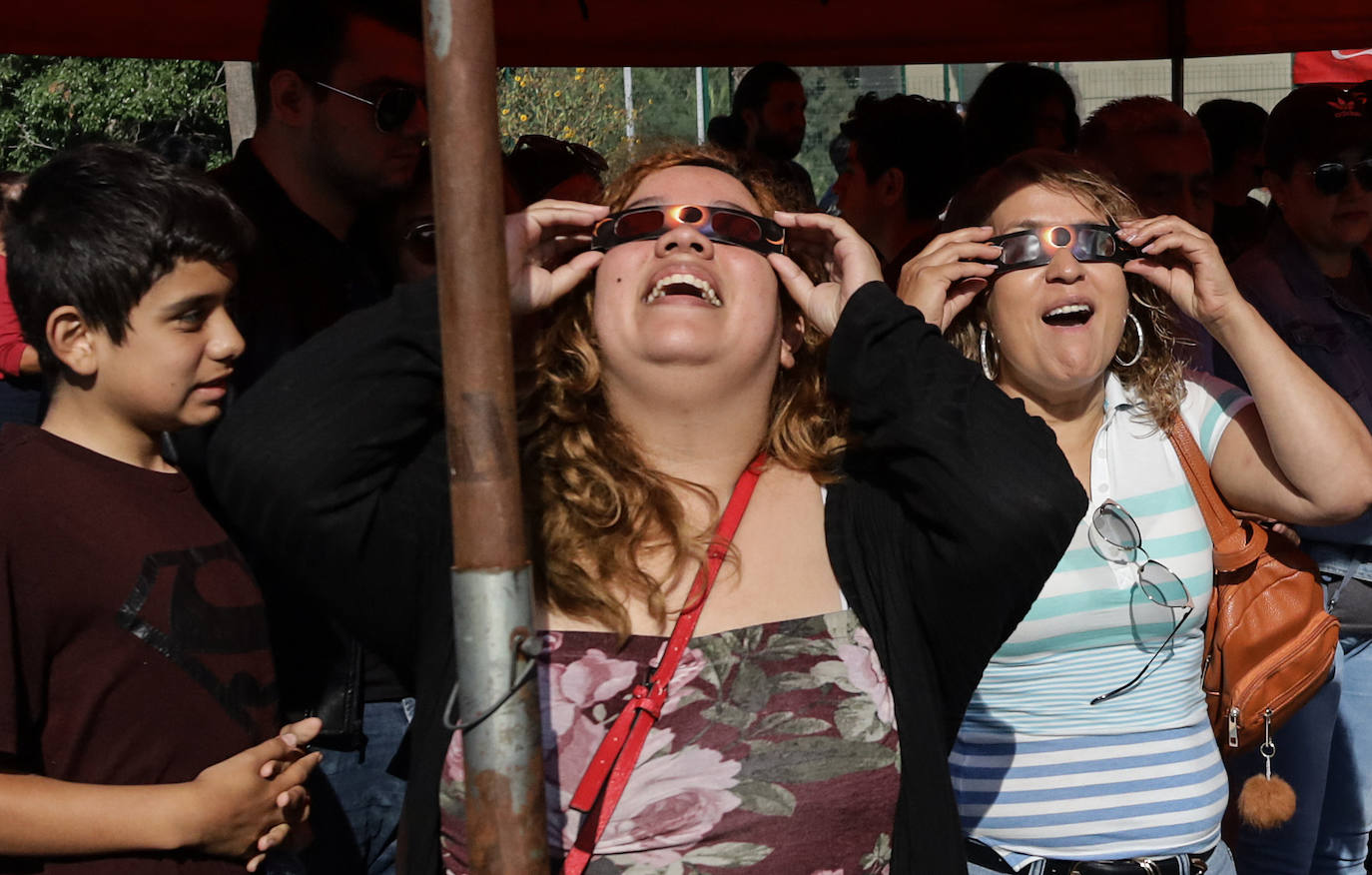 Varias personas observar el eclipse solar desde la ciudad de Tijuana, Baja California (México)