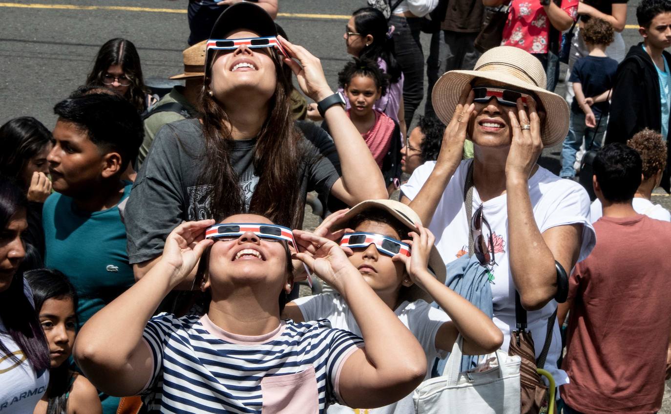 Habitantes de Costa Rica disfrutan del eclipse solar