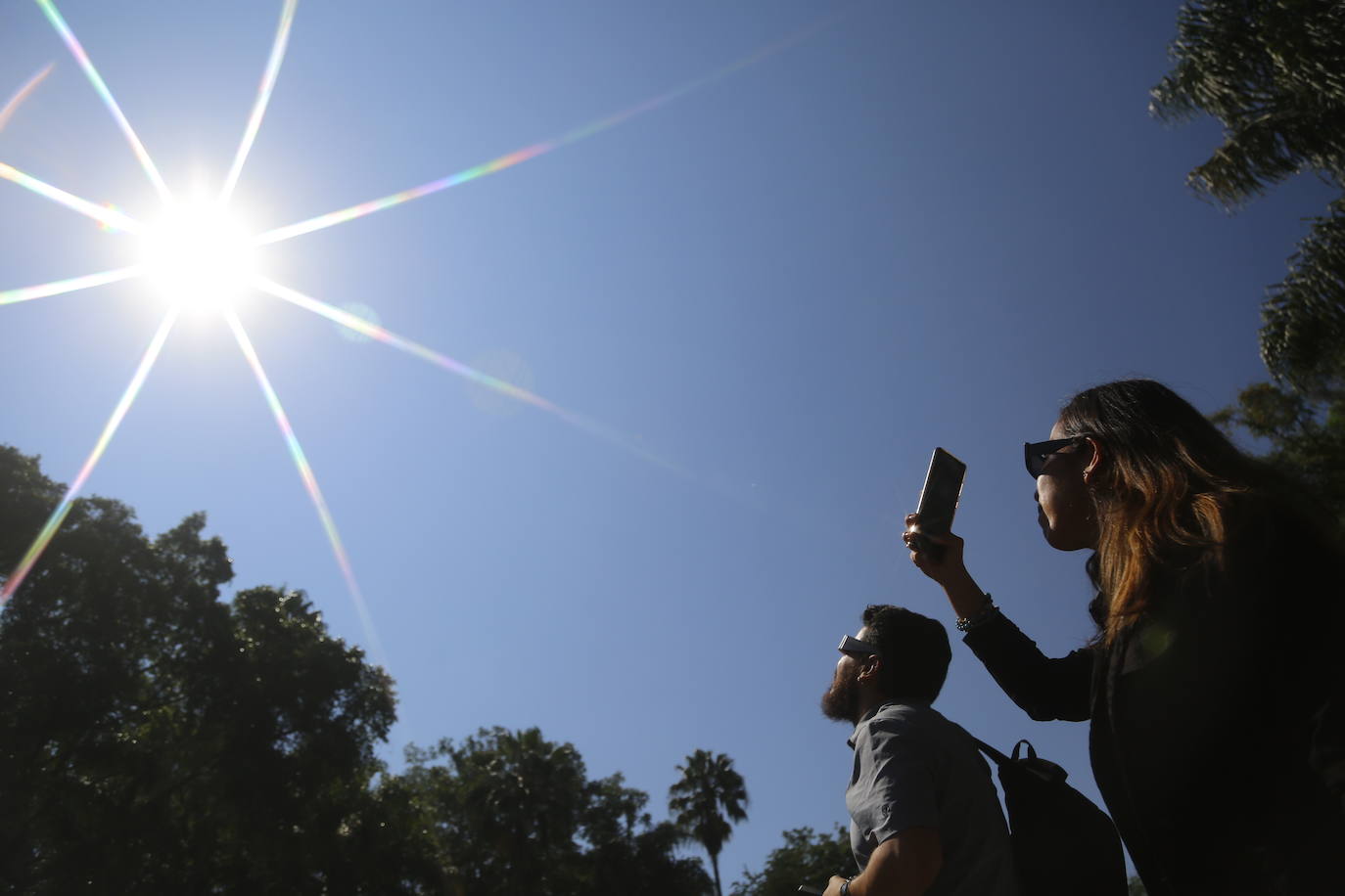 Turistas y locales se reúnen para observar el eclipse solar desde la ciudad de Guadalajara, en el estado de Jalisco (México)