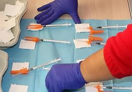 Vacunas de la gripe preparadas para su administración.