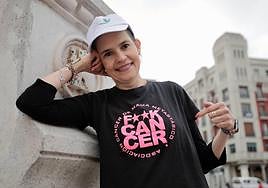 Alicia Pastor Chico, con una camiseta de la asociación contra el cáncer de mama metastásico.