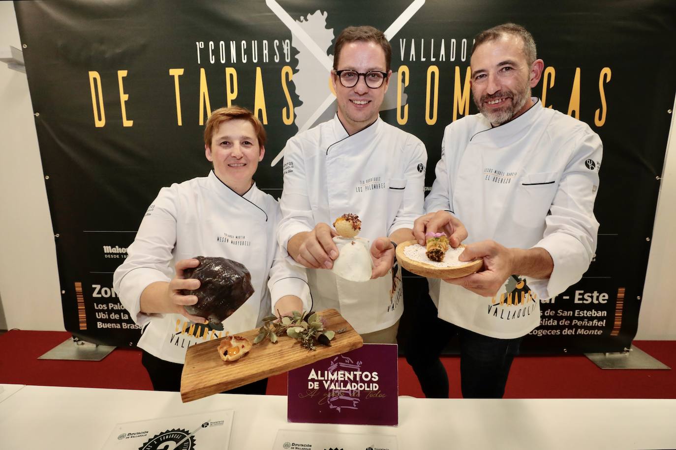 Teo Rodríguez, en el centro de la imagen, muestra el pincho ganador, acompañado de Yolanda Martín (tercer premio) y Jesús García (segundo clasificado).