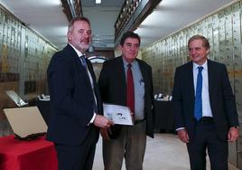 Ortiz, con García Montero e Ybarra.