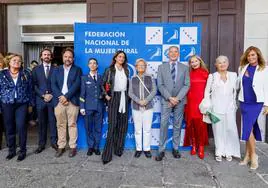 Juana Borrego, en el centro, junto con los premiados.