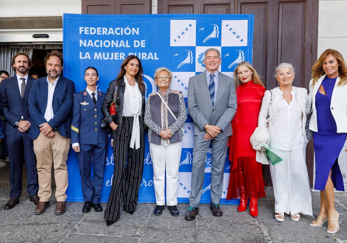 Juana Borrego, en el centro, junto con los premiados.