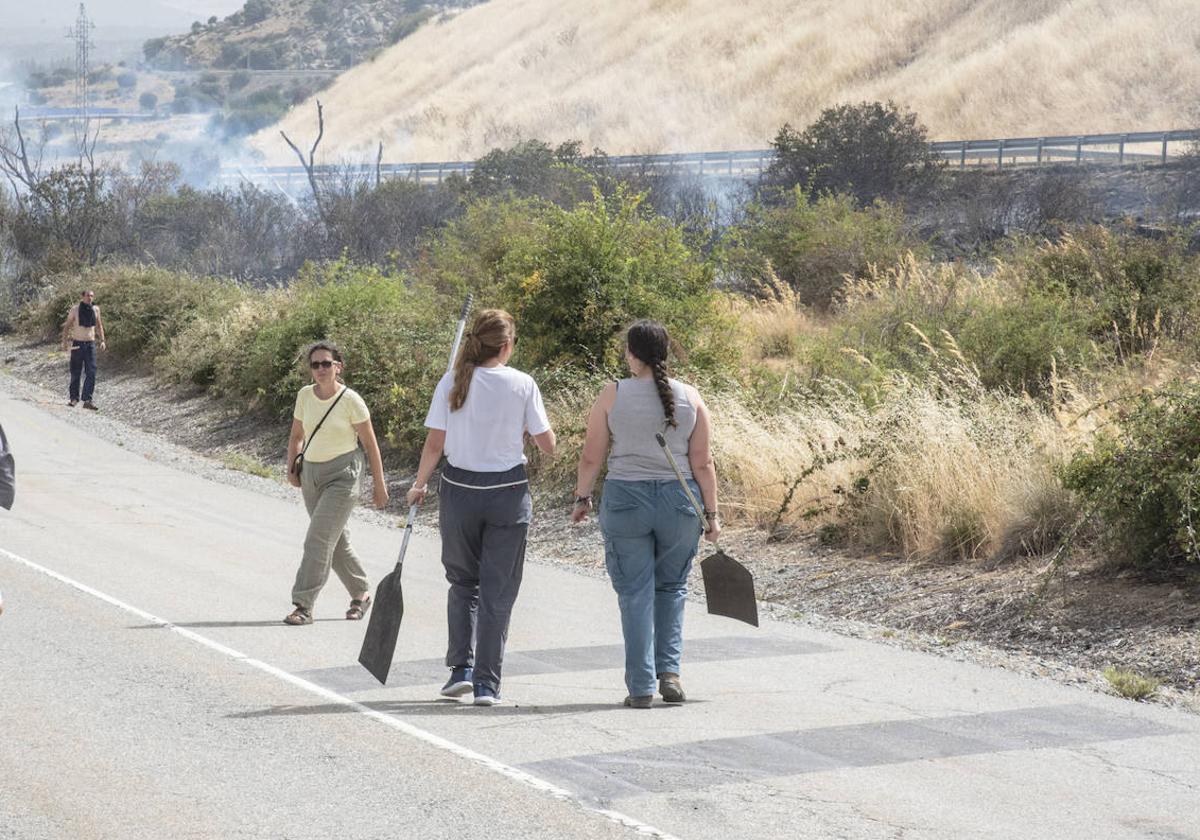 Vecinas de Otero de Herreros participan en las labores de extinción de un fuego declarado en julio.