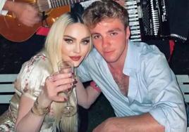 Madonna con su hijo Rocco.