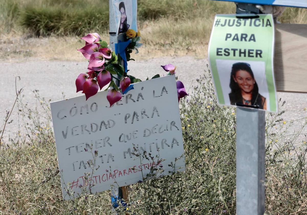 Carteles y flores en la señal junto a la curva de la cuneta de la carretera de Traspinedo donde apareció el cuerpo de Esther López.