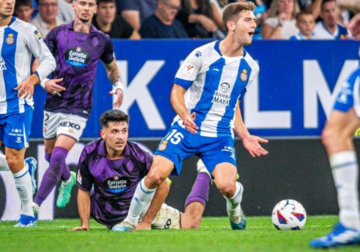 Víctor Meseguer, sobre el césped, tras recibir una falta de Gragera durante el último Espanyol-Real Valladolid.