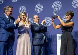 El presidente del Grupo Planeta José Crehueras; la vicepresidenta segunda en funciones, Yolanda Díaz; el ministro de Cultura en funciones, Miquel Iceta y la ganadora del LXXII Premio Planeta, Sónsoles Ónega, posan tras recibir el galardón.