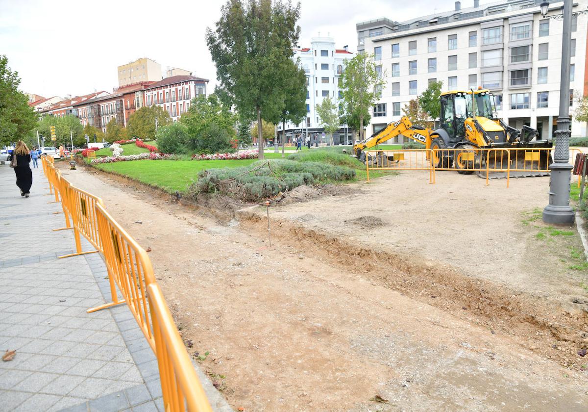 Obras del nuevo carril bici en la plaza de Colón.