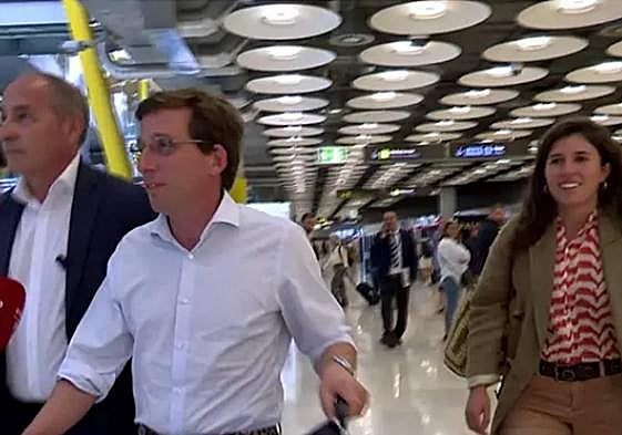 La pareja a su regreso de Ibiza, en el aeropuerto de Madrid.