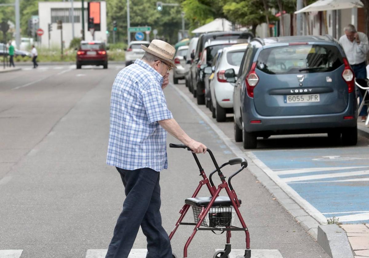 Un hombre camina con un andador en Valladolid.