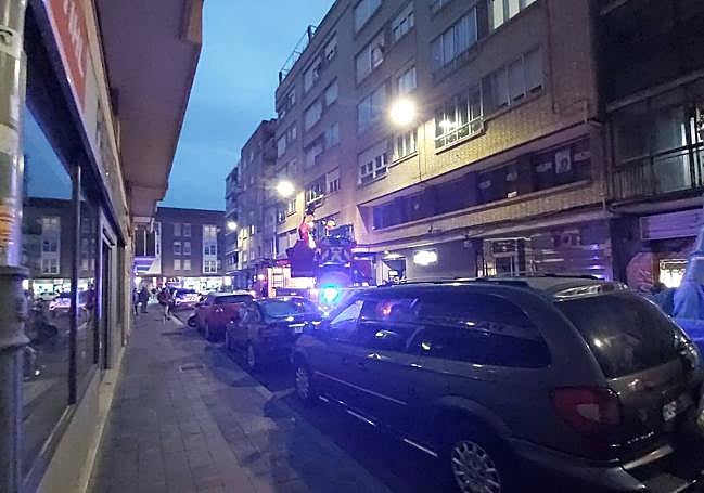 Los bomberos, anoche en la calle Estrada.