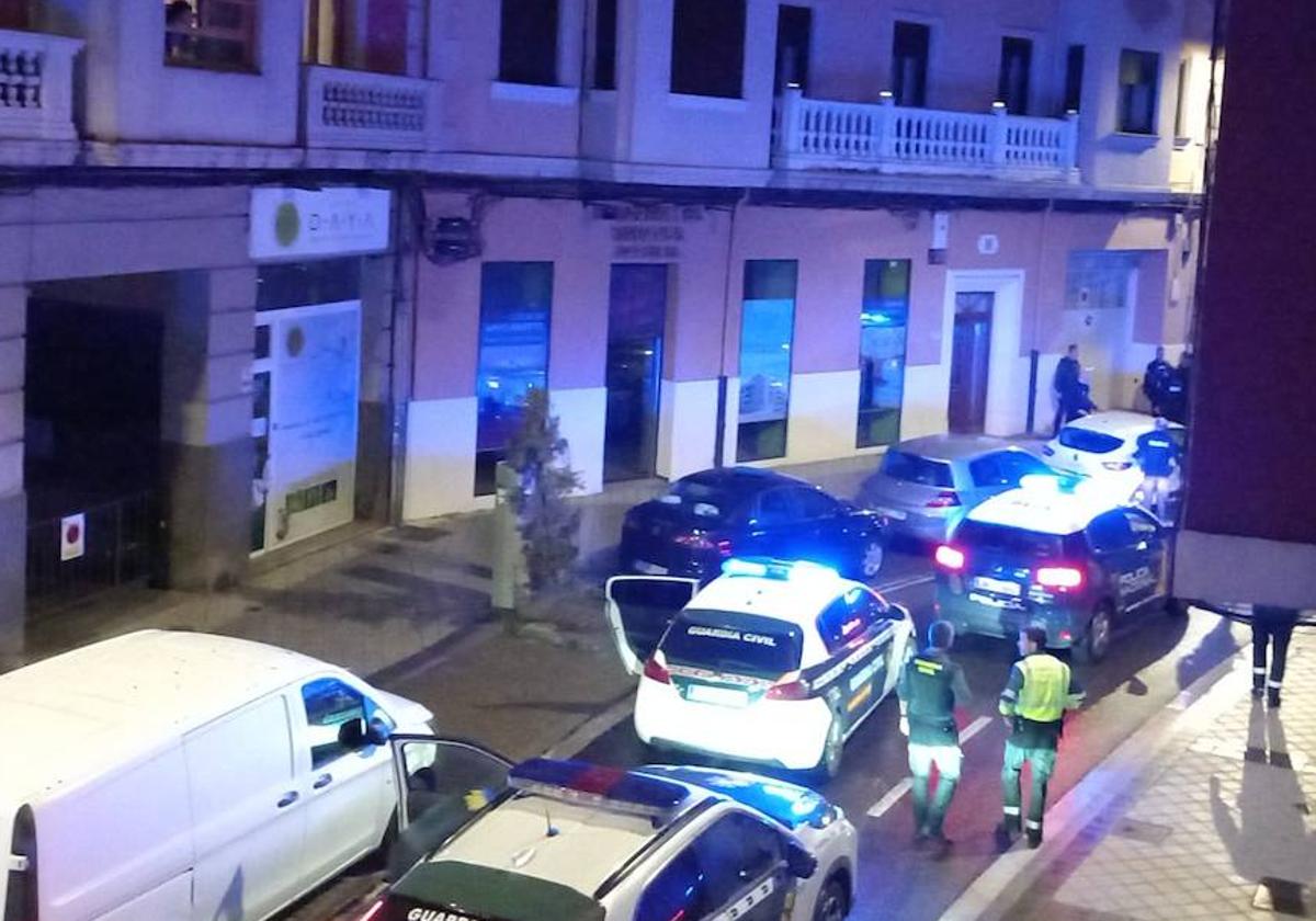 Despliegue de la Guardia Civil y la Policía Nacional el martes por la noche en la calle Nicolás Salmerón de Valladolid capital.