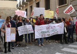 Trabajadores de Aebia, ayer, ante las puertas de la Diputación.