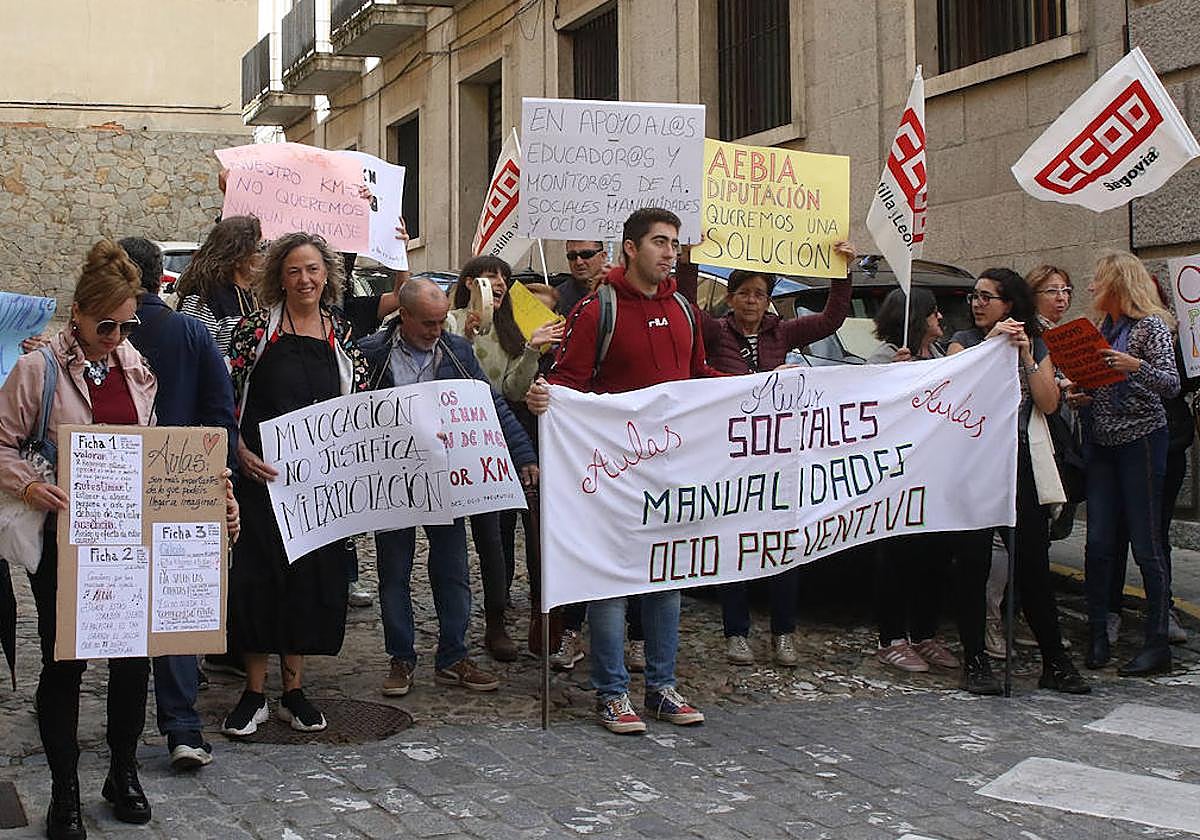 Trabajadores de Aebia, ayer, ante las puertas de la Diputación.