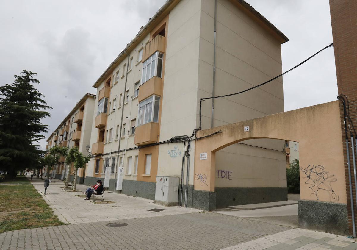 Viviendas que Adif saca a subasta en el paseo de Victorio Macho de Palencia.