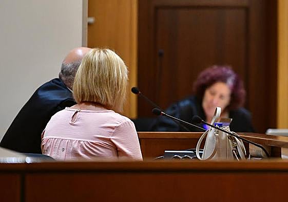 La acusada, junto a su letrado, durante la vista de conformidad.