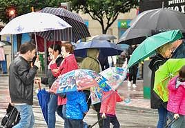 Los paraguas han sido los protagonistas hoy en las calles de Valladolid a causa de los continuos chaparrones.