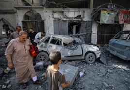 Edificios y automóviles destruidos tras un ataque aéreo israelí en la ciudad de Gaza.