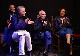 Fernando Herrero (centro), durante el homenaje en Patio Corsario.