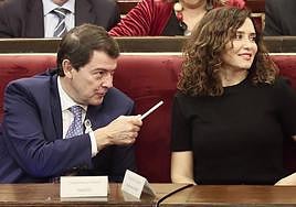 Alfonso Fernández Mañueco, junto a la madrileña Isabel Díaz Ayuso, en el Senado, este jueves.