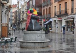 Escultura de la Mujer Palentina con una capa rosa por el Día del Cáncer de Mama.