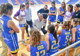 Chuchi Fernández da indicaciones a sus jugadoras antes de comenzar el encuentro frente a Lanzarote.