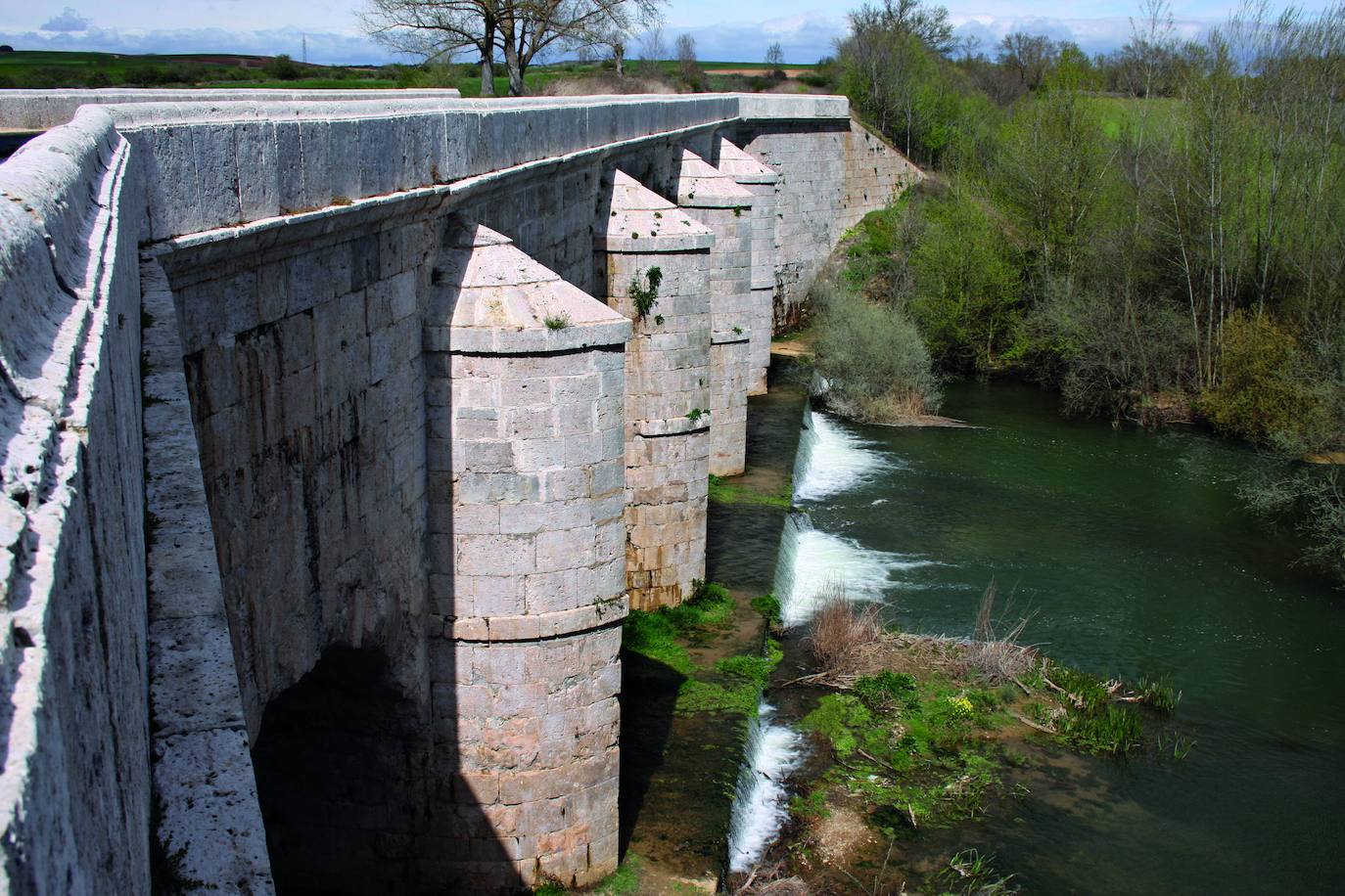 Imágenes del Canal de Castilla, lugar de inspiración para el escritor Pascual Izquierdo