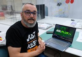 Fernando Martín, delegado de Golplus.tv en Castilla y León, muestra la aplicación y el logo de la plataforma.