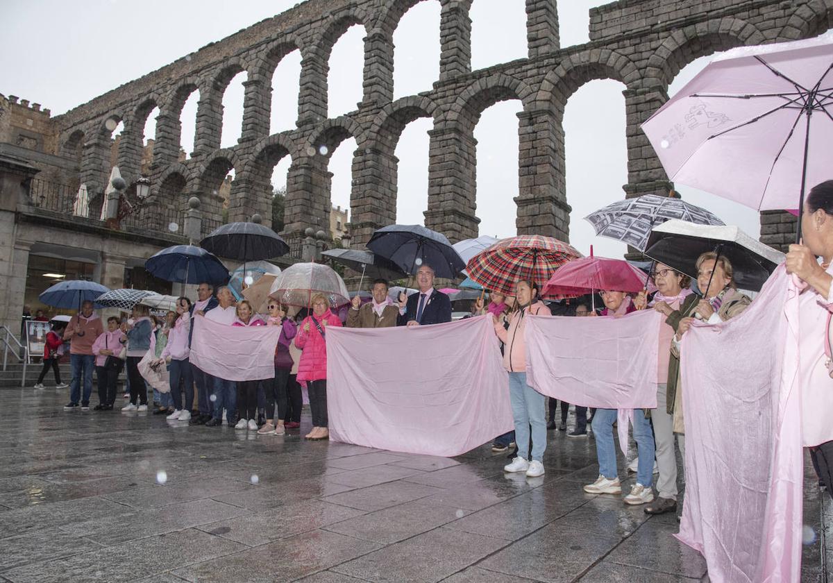 Acto simbólico de apoyo a la lucha contra el cáncer de mama, este jueves en el Azoguejo.