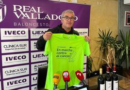 Paco García muestra su camiseta de la Marcha contra el Cáncer que tendrá lugar el 29 de octubre.