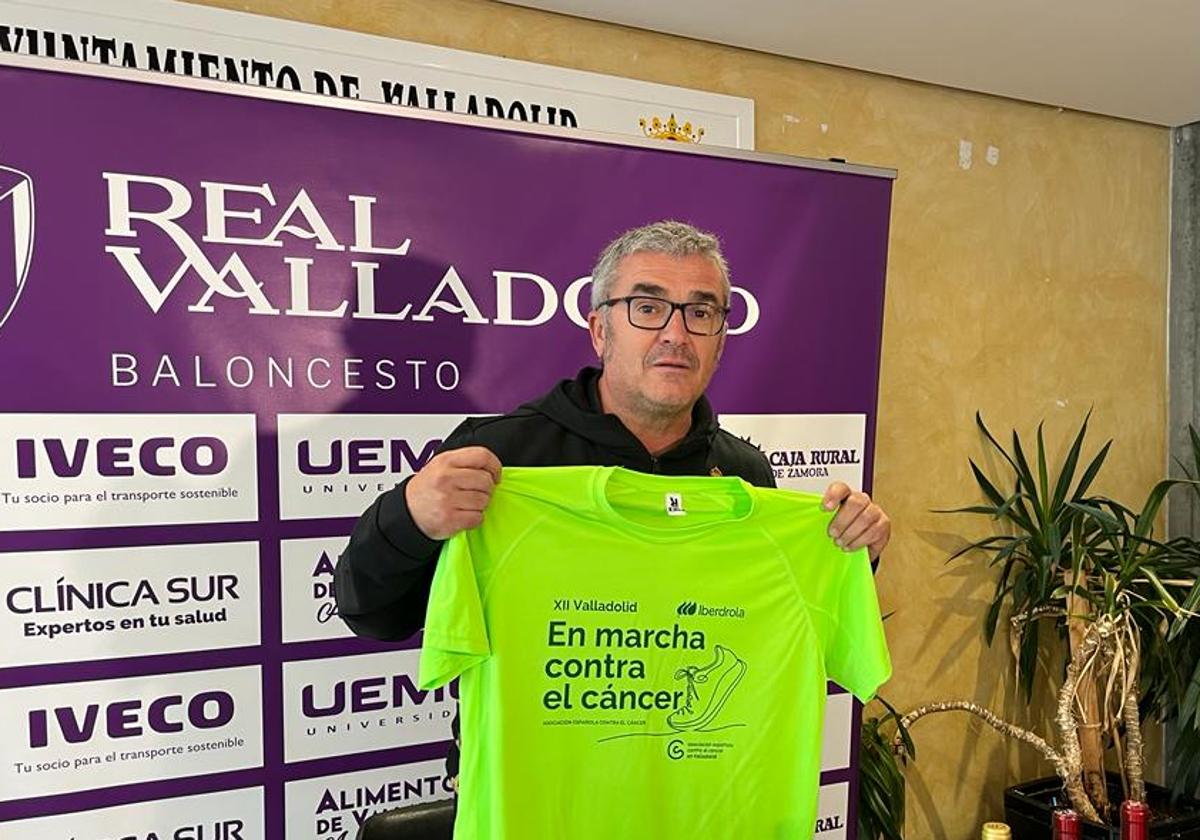 Paco García muestra su camiseta de la Marcha contra el Cáncer que tendrá lugar el 29 de octubre.