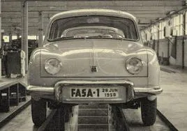 El primer Renault Dauphine que salió de la factoría de Fasa en junio de 1958.