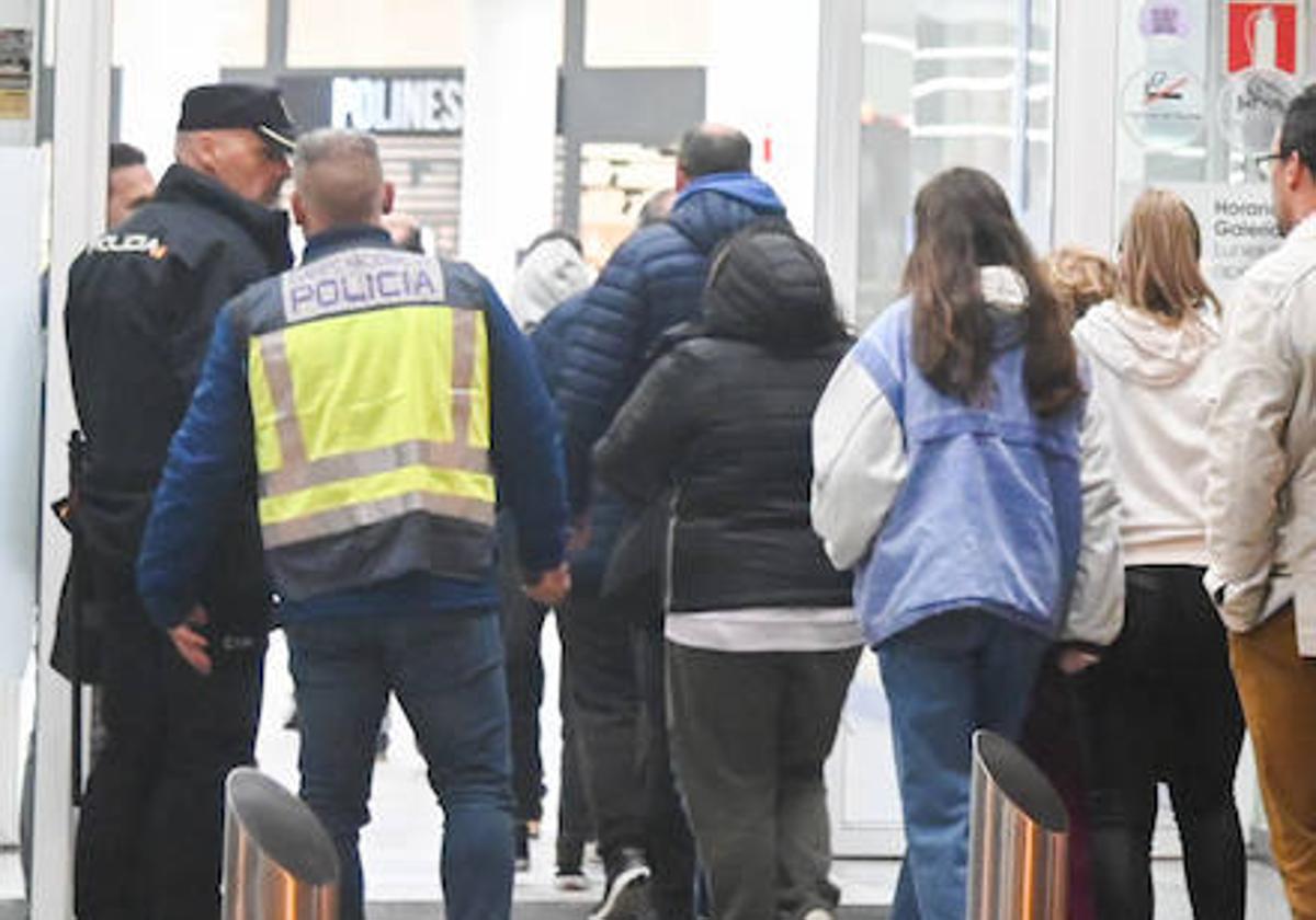 Supermercado desalojado en Burgos: «Decían que no corriéramos pero que había amenaza de bomba»