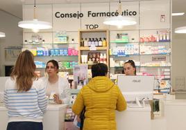 Dos mujeres compran en una farmacia de la provincia de Segovia.