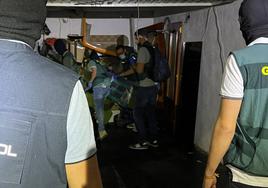 Los agentes, durante uno de los registros practicados durante la operación.