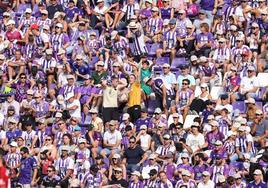 Aficionados del Real Valladolid en las gradas de Zorrilla durante el partido contra el Mirandés.